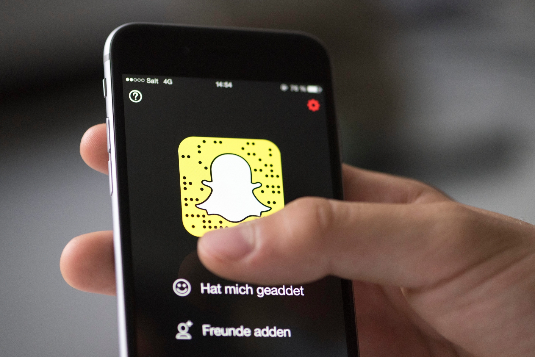 The video instant messaging app Snapchat on a smart phone photographed in Zurich, Switzerland, on November 13, 2015. (KEYSTONE/Christian Beutler)



Die App des Video Instant Messaging-Dienstes Snapchat auf einem Smartphone, aufgenommen am 13. November 2015 in Zuerich. (KEYSTONE/Christian Beutler) SCHWEIZ MOBILTELEFON APP