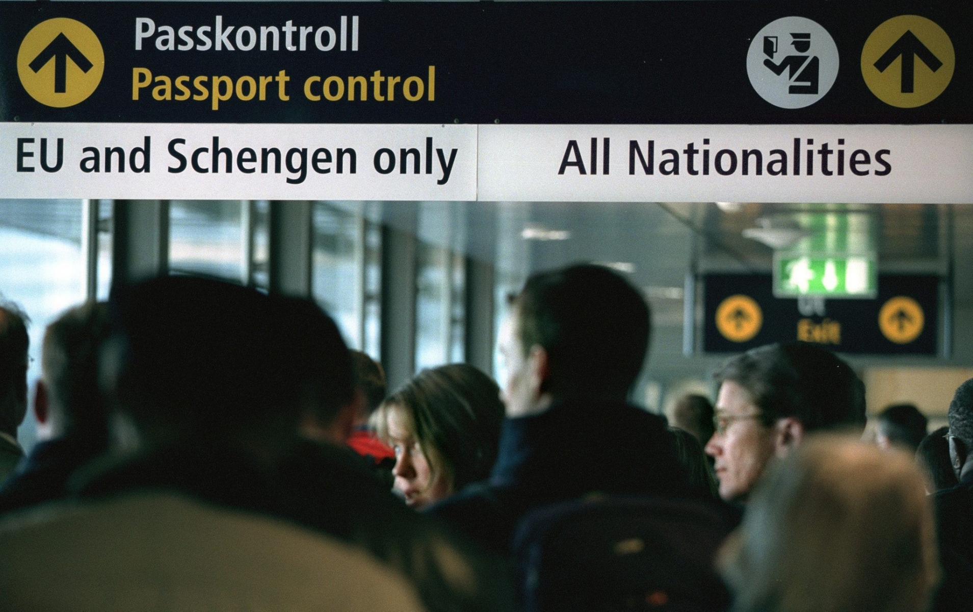 ARCHIV --- Passagiere stehen Schlange vor der Passkontolle am Flughafen in Stockholm, Schweden, am 25. Maerz 2001. - Die Schweiz macht einen wichtigen Schritt auf dem Weg in den Schengen-Raum und setzt am kommenden Donnerstag, 14. August 2008 das Schengener Informationssystem SIS in Betrieb. (KEYSTONE/EPA PHOTO/PRESSENS BILD/HENRIK MONTGOMERY) SCHWEIZ SCHENGEN SIS DATENSCHUTZ