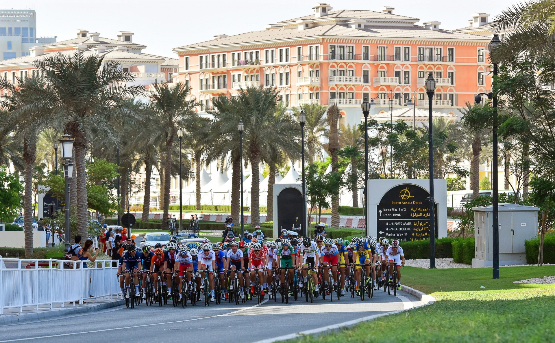 epa05585033 The peloton is on the way during the men's junior road race over 135.5km at the 2016 UCI Road Cycling World Championships in Qatar, Doha, 14 October 2016.  EPA/STRINGER QATAR ROAD CYCLING WORLD CHAMPIONSHIPS 2016