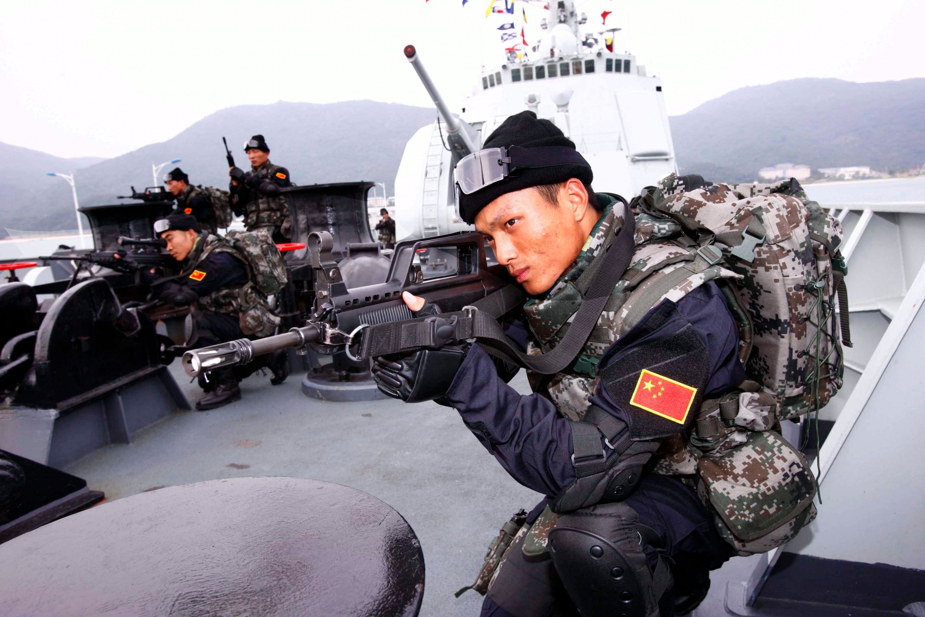 In this photo released by China's Xinhua News Agency, soldiers of Chinese navy special force carry out an anti pirate drill on the deck of DDG-171 Haikou destroyer in Sanya, capital of South China's Hainan Province Thursday, Dec. 25, 2008. On Friday, warships armed with special forces, missiles and helicopters will sail for anti-piracy duty off Somalia, the first time the communist nation has sent ships on a mission that could involve fighting so far beyond its territorial waters. (AP Photo/Xinhua, Zha Chunming) === PHOTO RELEASED BY CHINA'S XINHUA NEWS AGENCY ===  CHINA PIRATERIE