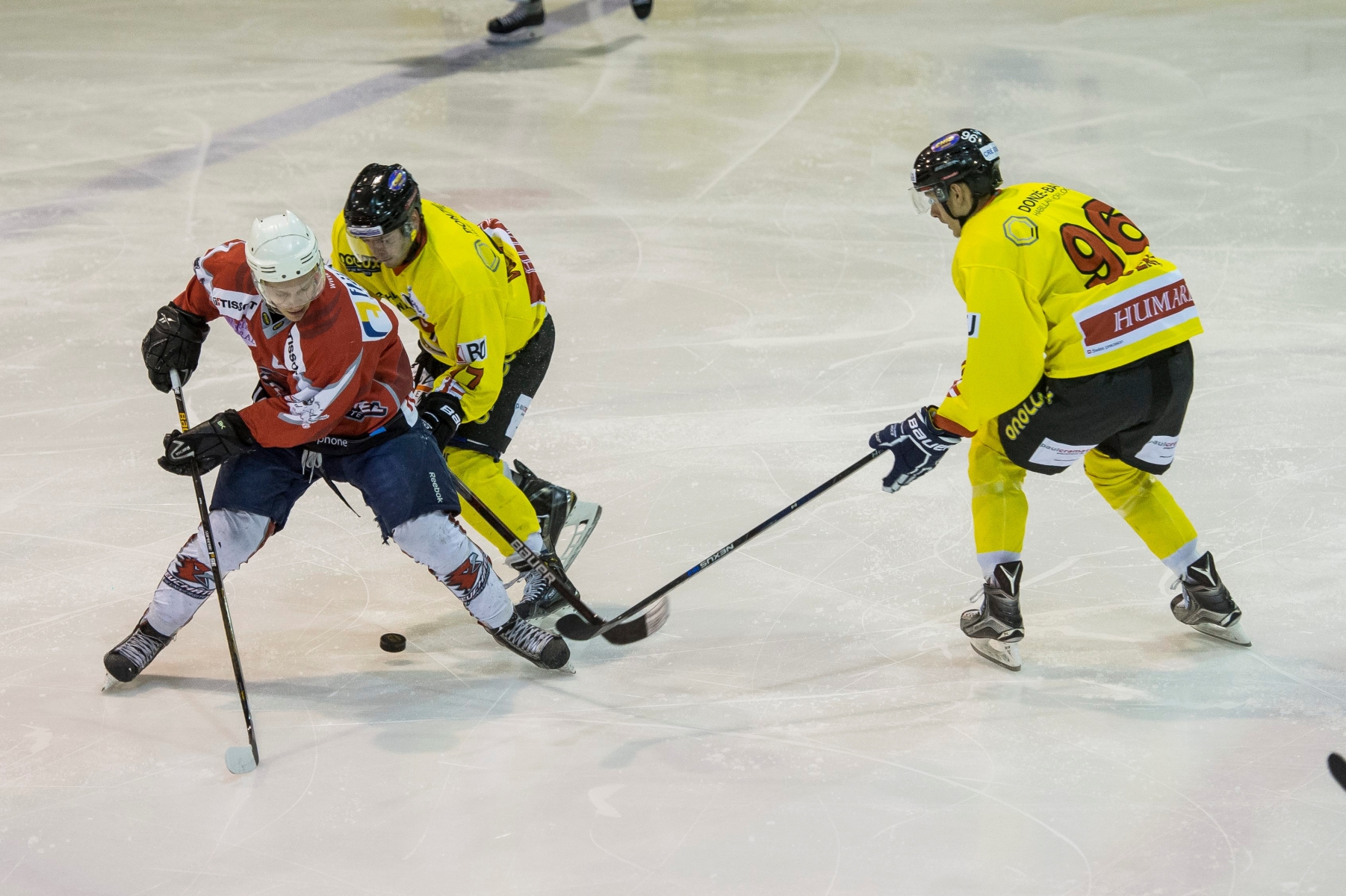 Hockey 1ere ligue : HC Uni - HC Franches-Montagnes. 

En rouge Florian Kolly (6) et en jaune au centre Robin Vuilleumier (77) et a droite Lucas Boehlen (96)

Neuchatel, le 18.10.2016

Photo : Lucas Vuitel