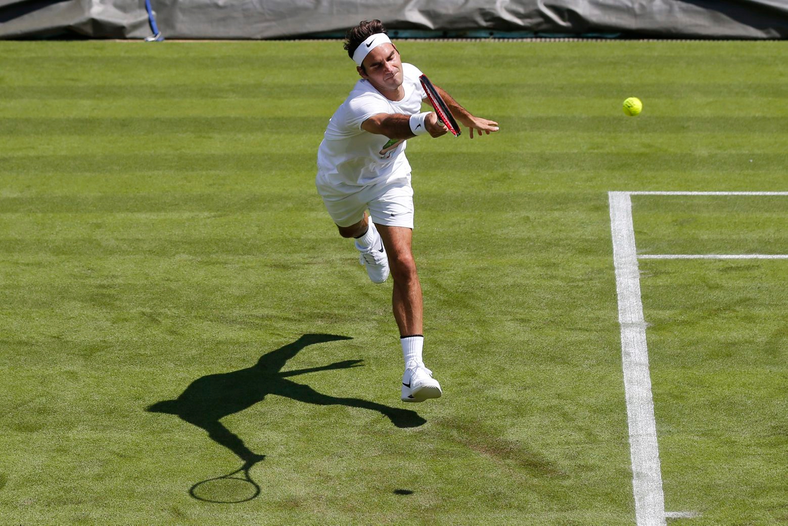 Roger Federer of Switzerland returns a ball  during a training session at the All England Lawn Tennis Championships in Wimbledon, London, Friday, June 24, 2016. The Wimbledon Tennis Championships 2016 will be held in London from 27 June to 10 July. (KEYSTONE/Peter Klaunzer) BRITAIN TENNIS WIMBLEDON 2016