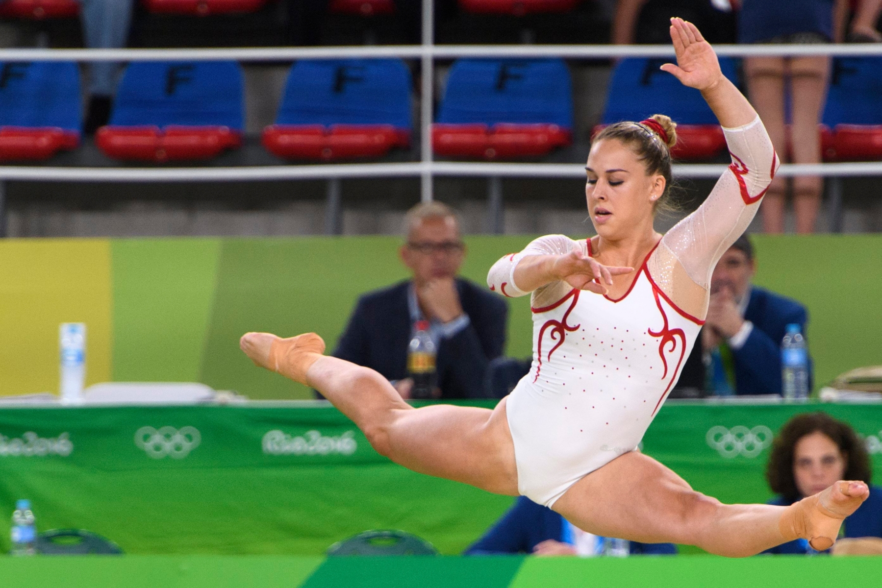 Switzerland's Giulia Steingruber performs during the floor exercise during the women's Individual All-Around qualification in the Rio Olympic Arena in Rio de Janeiro, Brazil, at the Rio 2016 Olympic Summer Games, pictured on Sunday, August 07, 2016. (KEYSTONE/Laurent Gillieron) BRAZIL RIO OLYMPICS 2016 WOMEN'S ARTISTIC GYMNASTICS