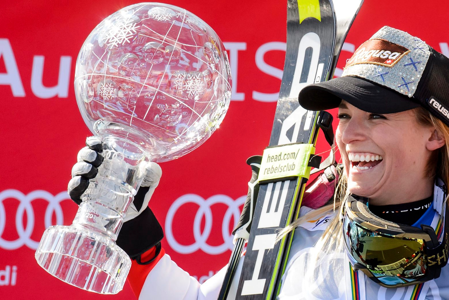 ZUM AUFTAKT DER SKI ALPIN WELTCUP-SAISON 2016/17 IN SOELDEN, OESTERREICH, AM SAMSTAG, 22. OKTOBER 2016 STELLEN WIR IHNEN FOLGENDES BILDMATERIAL ZUR VERFUEGUNG - Lara Gut of Switerland celebrates with the women's Alpine Skiing World Cup Overall trophy during the podium ceremony at the FIS Alpine Ski World Cup Finals, in St. Moritz, Switzerland, Sunday, March 20, 2016. (KEYSTONE/Jean-Christophe Bott) SKI ALPIN WELTCUP VORSCHAU