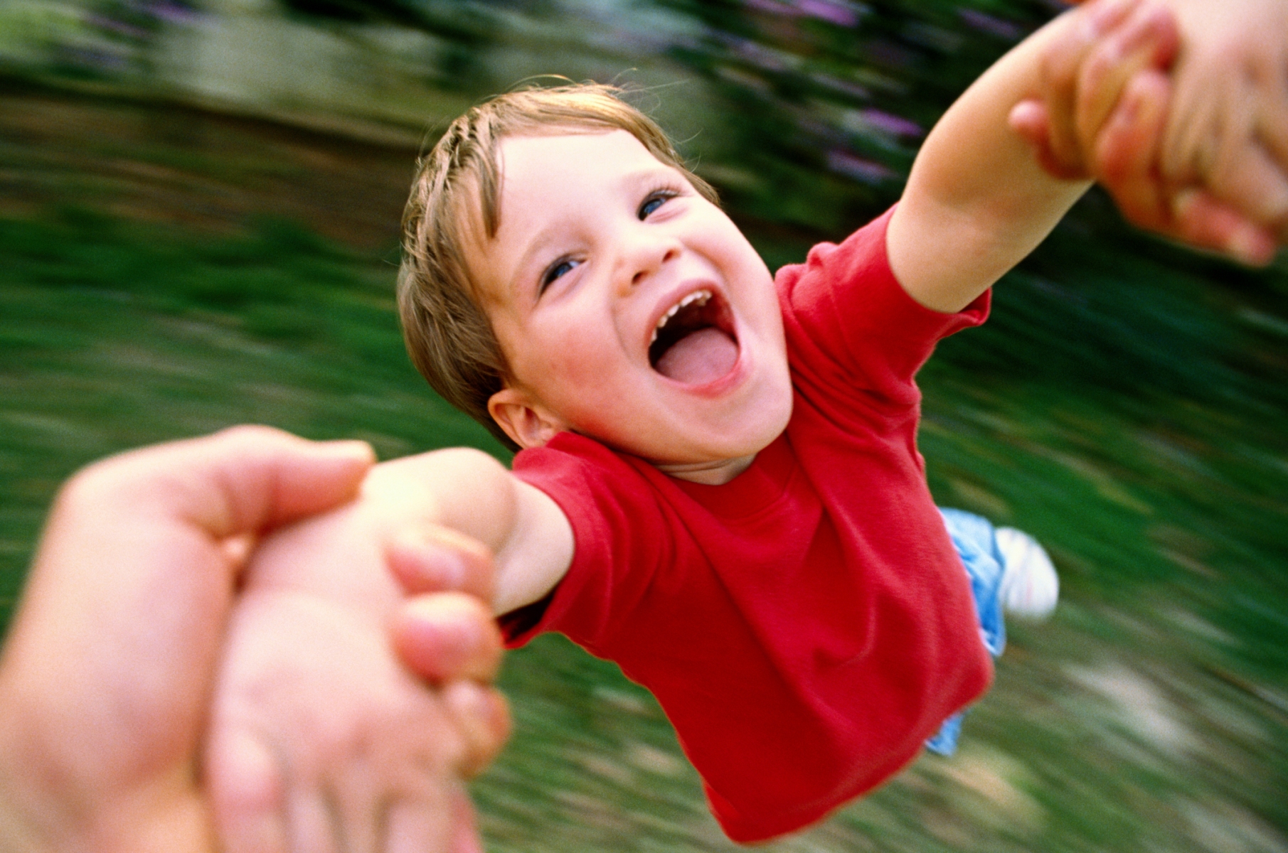 Les enfants de moins de 5 ans ne devraient jamais être portés par les bras.