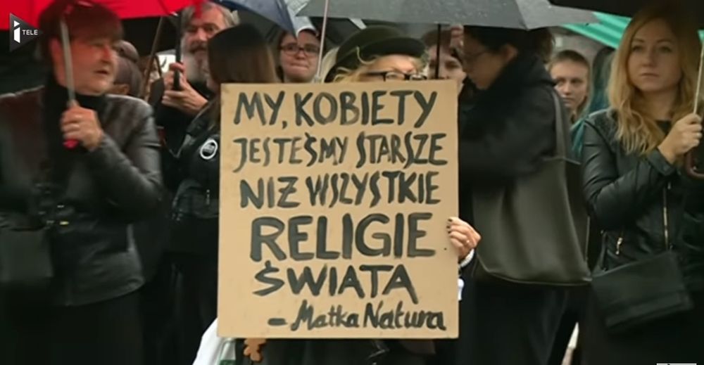Des milliers de femmes ont manifesté lundi dans toute la Pologne.