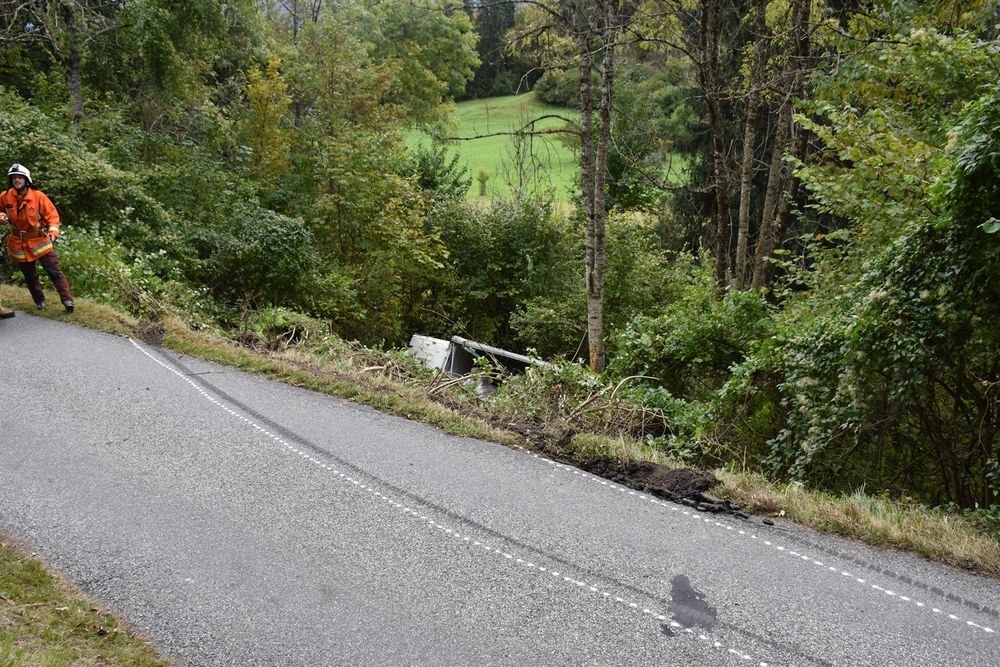 Le camion a fait une chute d'une dizaine de mètres avant de s'immobiliser.