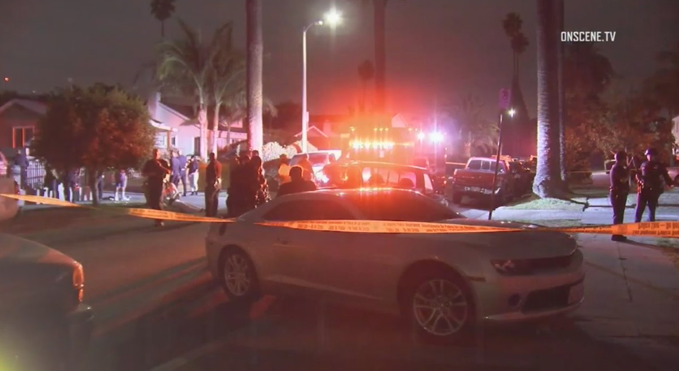 Une fusillade aurait éclaté suite à une dispute dans un restaurant de fortune à Los Angeles, tuant trois individus.