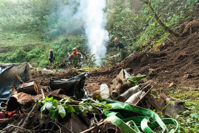 Les hommes de la Protection civile œuvrent notamment dans l'emposieu de la combe Varin, en dessus de Noiraigue.