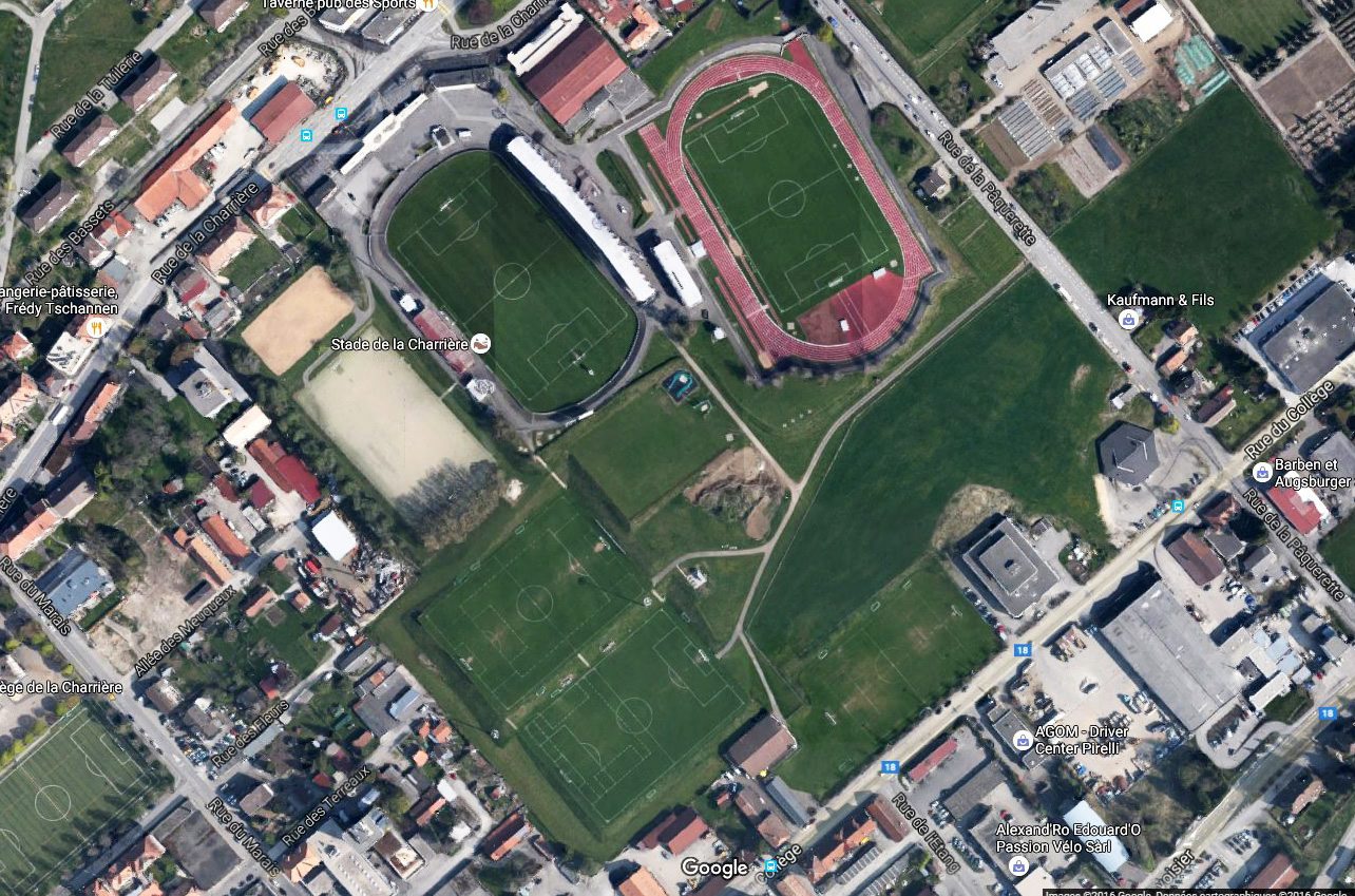Vue aérienne de la Charrière, avec le stade de foot à gauche en haut et l'anneau d'athlétisme à côté.