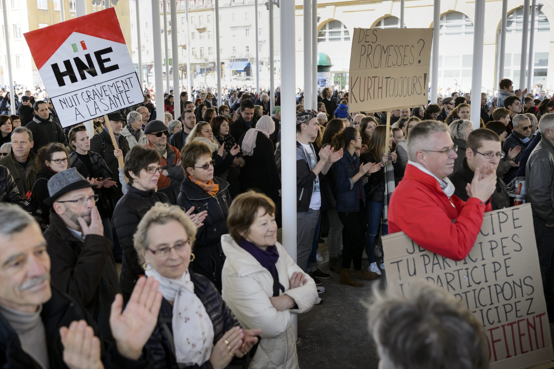 Les citoyens des Montagnes neuchâteloises dénoncent régulièrement la perte de services de proximité dans le Haut. Ces tensions pourraient resurgir mardi devant le Grand Conseil. 