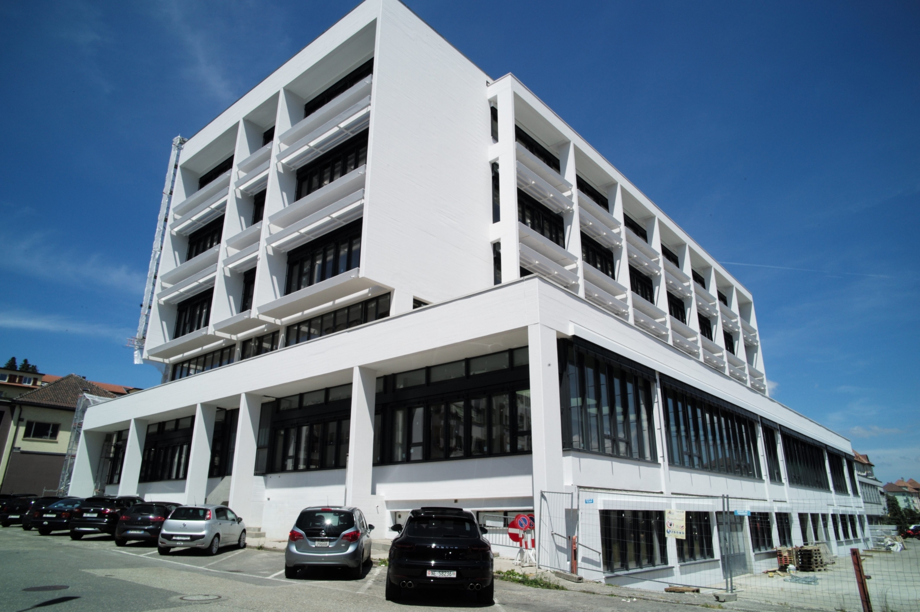 Propriétaire actuel du bâtiment, la société Patrimmo a fait remettre à neuf notamment l'enveloppe extérieure de l'ancien Portescap à La Chaux-de-Fonds. Photo: Christian Galley