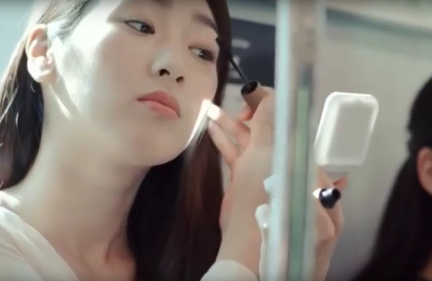 Le maquillage se classe en 8e position des pires nuisances pour les usagers du métro au Japon.