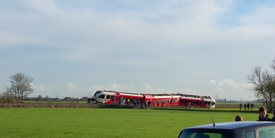 Le convoi ferroviaire transportait une quarantaine de passagers. Il a déraillé suite au choc.