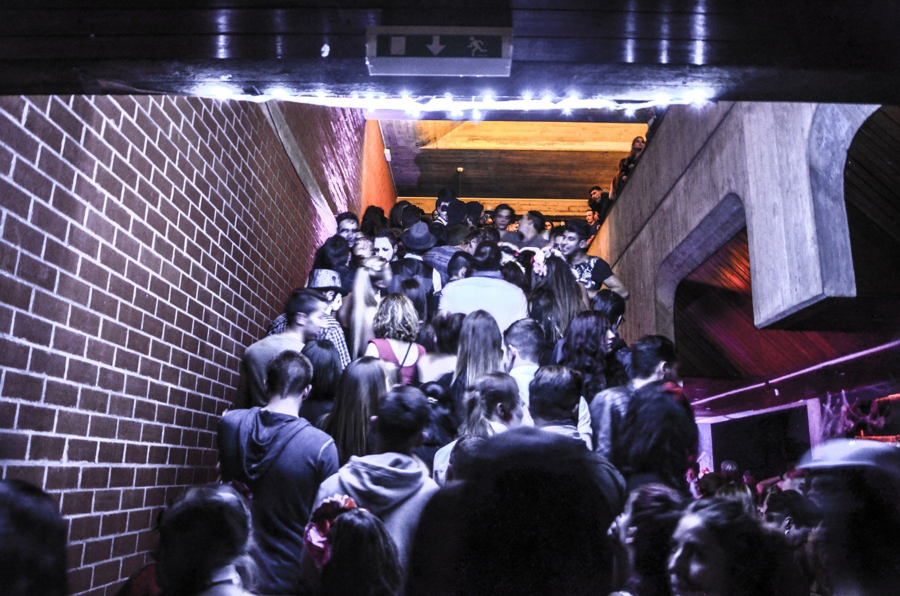 Une photo montrant les fêtards coincés dans les escaliers de la Cité des étudiants, samedi soir. L'organisateur de la fête a retiré lundi de son site internet cette photo.