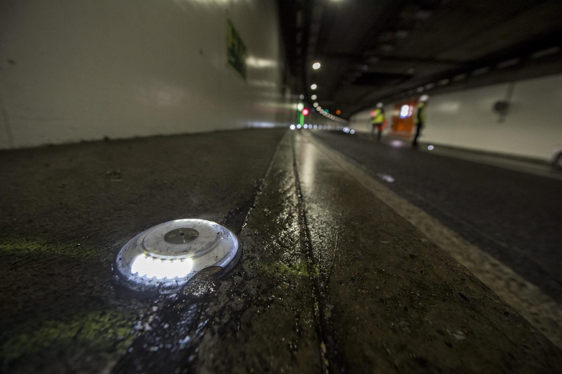 Des lampes de guidages au sol équipent désormais le tronçon de tunnel entre Maladière et Serrières, sur la chaussée Lausanne.