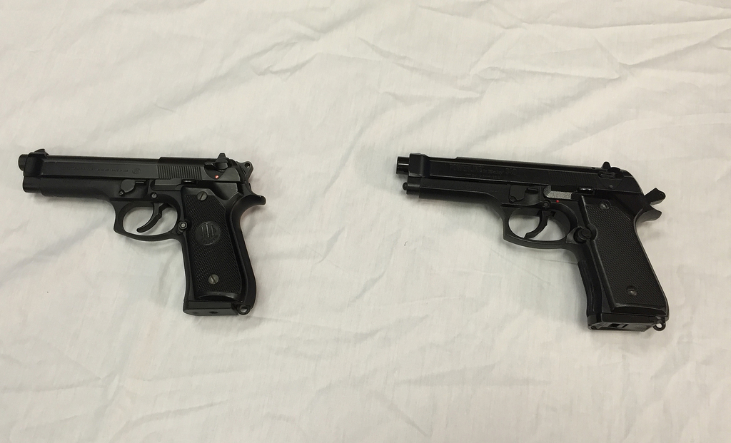 Difficile de différencier un jouet, à gauche, d'une arme réelle, à droite.