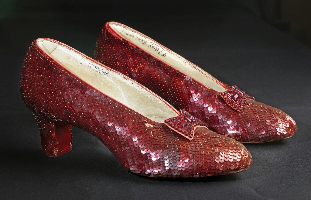Vieille de près de 80 ans, la paire de souliers a urgemment besoin d'être restaurée pour retrouver son lustre d'antan.
