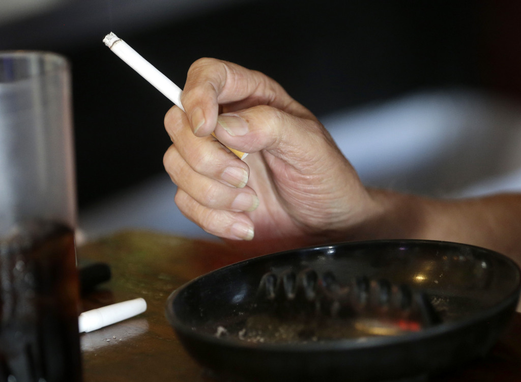 Le tabagisme est responsable d'au moins six millions de morts annuellement dans le monde, selon l'OMS.