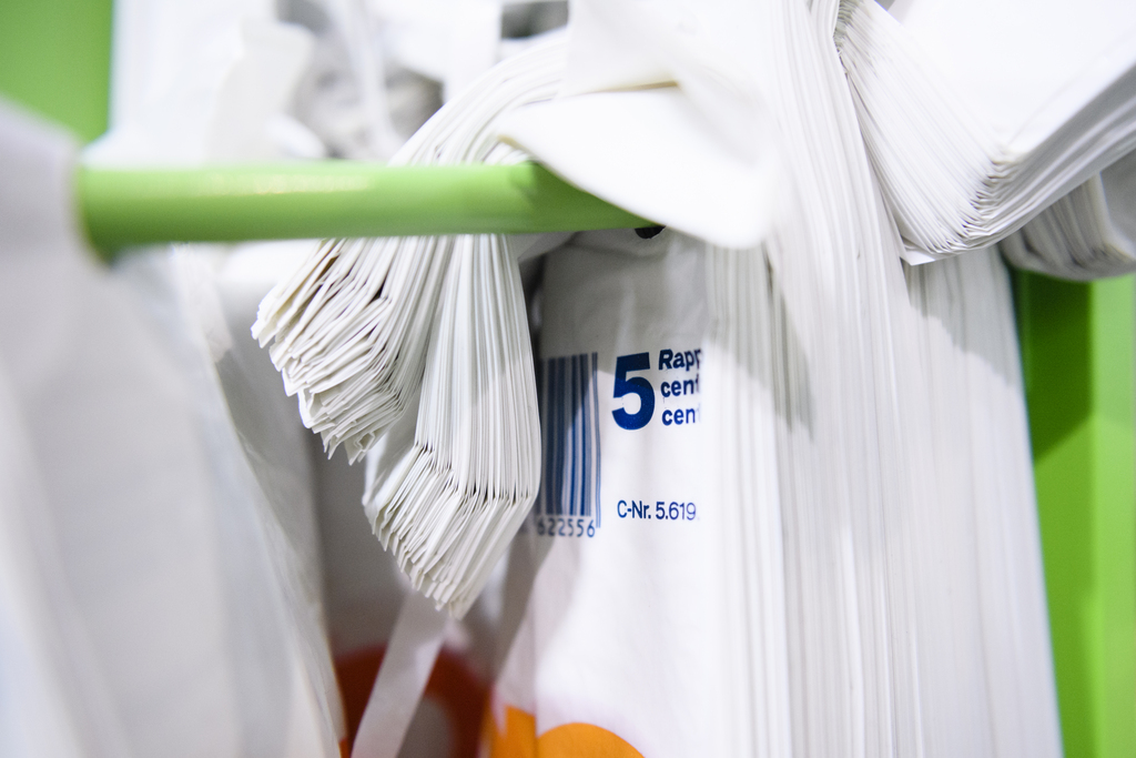 Coop a testé les sacs en plastique payants la semaine dernière dans dix succursales à Zurich.