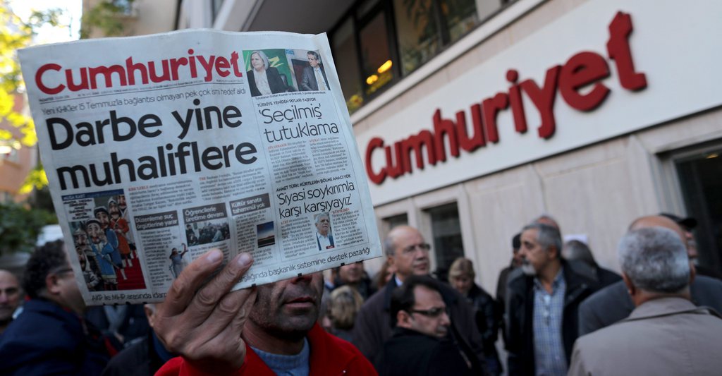 Une douzaine de salariés du journal, dont le rédacteur en chef, ont été arrêtés lundi, ce qui a suscité l'indignation de l'Union européenne et des Etats-Unis.