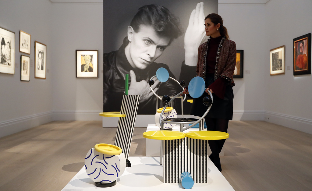 La collection, exposée chez Sotheby's à Londres, comprend des pièces du créateur italien Ettore Sottsass et de son Memphis Group.