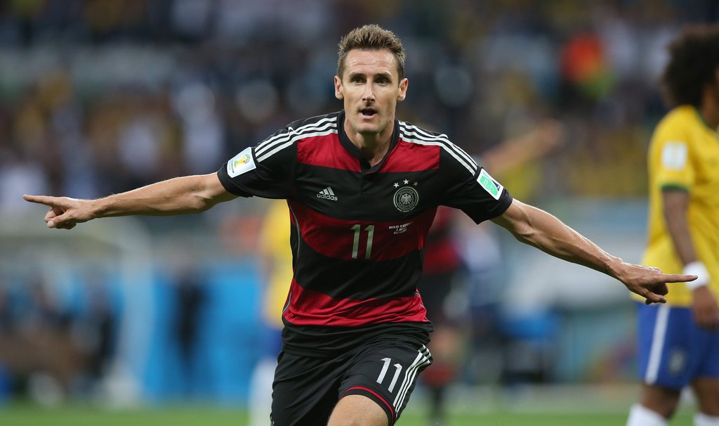 Klose va désormais se consacrer à une formation d'entraîneur et intègre immédiatement l'équipe de Joachim Löw.