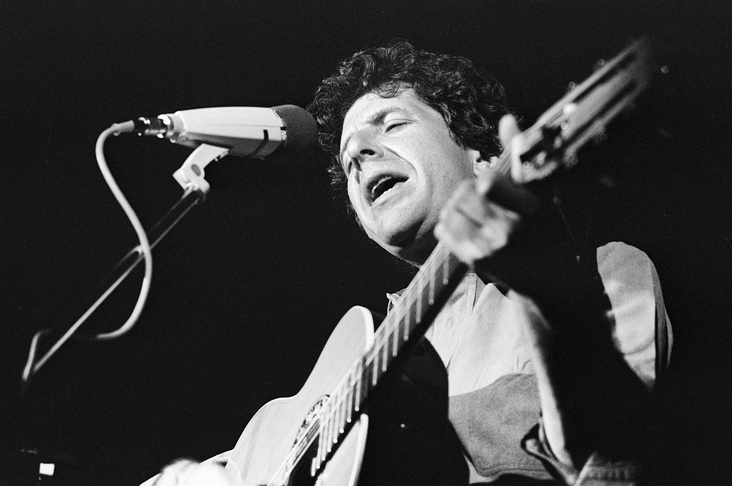 Leonard Cohen a commencé sa carrière d'artiste comme poète. C'est à la fin des années 60 qu'il s'est sérieusement mis à la musique.