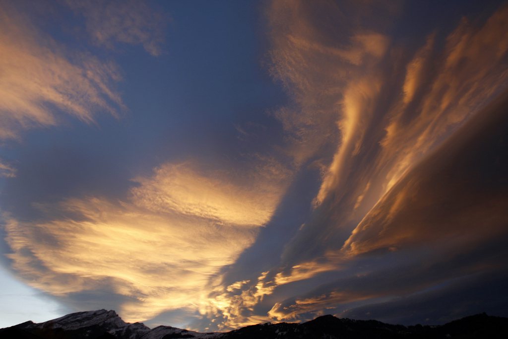 Les nuages balayés par le foehn au-dessus d'Untervaz, dans le canton des grisons.