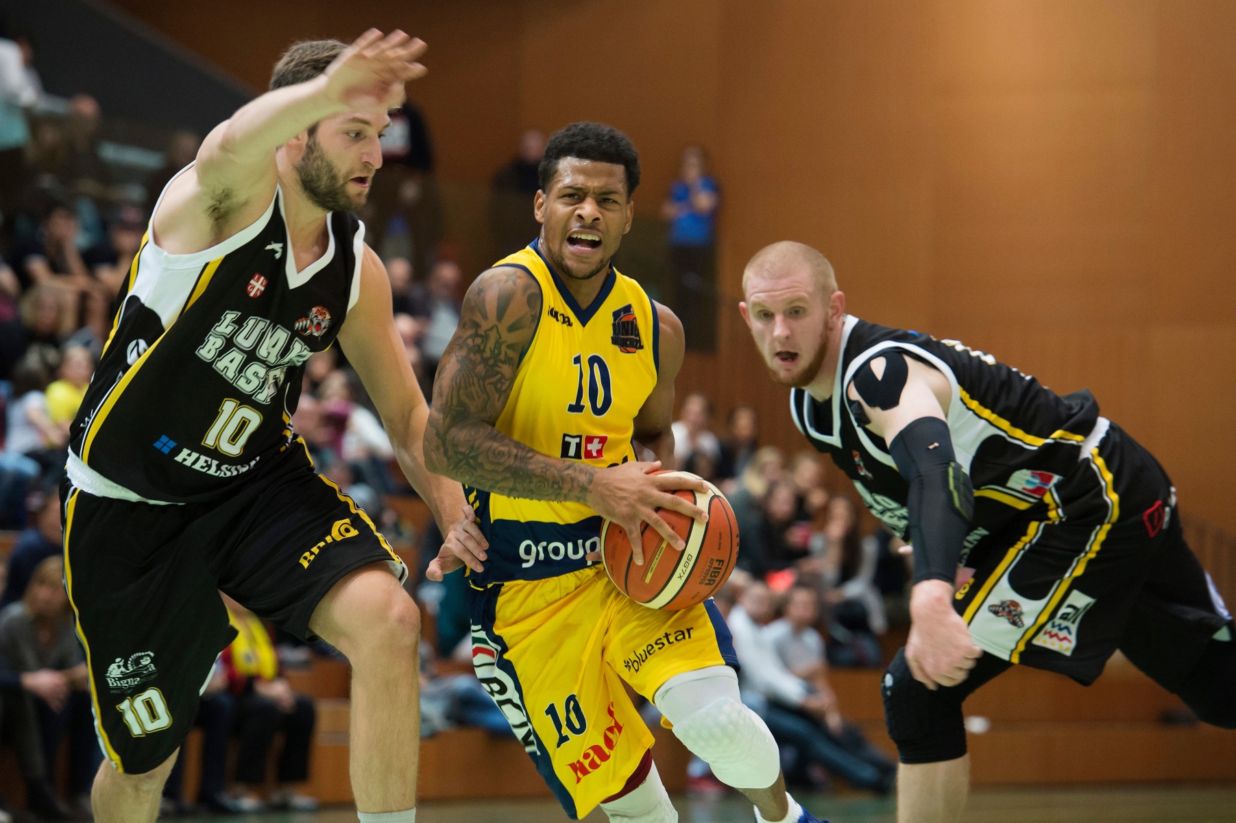 Basket Union Ne - Lugano
Bryan Colon (10 Union) face a Florian Steinmann (10 lugano) et Nicholas Evans (14 Lugano)

Neuchatel, 22 10 2016
Photo : © David Marchon