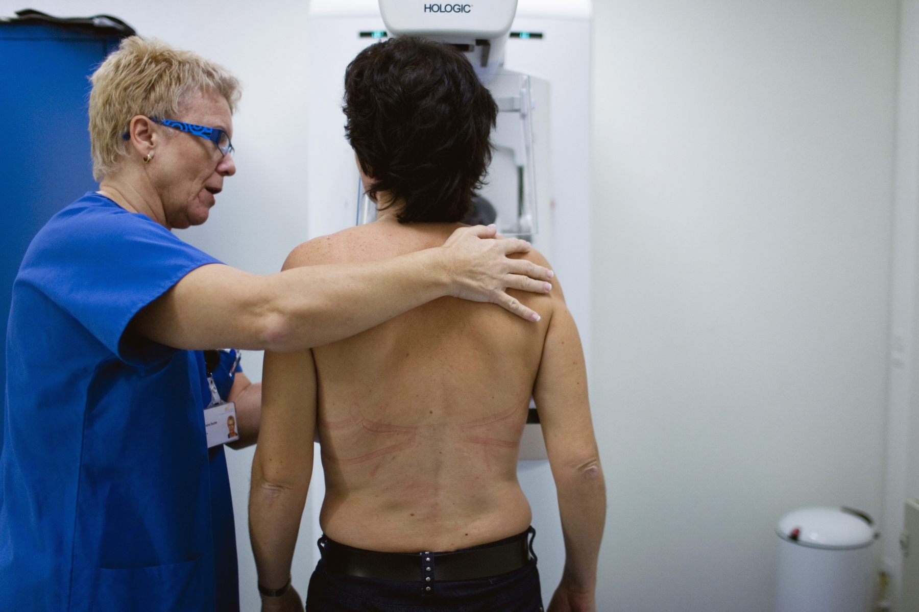 A radiographer places a woman's breast on the x-ray unit at the Clinic Engeried in Bern, Switzerland, pictured on December 8, 2009. Mammography is a method for early detection of breast cancer (breast carcinoma). (KEYSTONE/Gaetan Bally)

Eine Roentgenassistentin positioniert am 8. Dezember 2009 in der Klinik Engeried in Bern die Brust einer Frau auf dem Roentgengeraet. Die Mammografie ist eine Methode zur Frueherkennung von Brustkrebs (Mammakarzinom). (KEYSTONE/Gaetan Bally) SCHWEIZ MAMMOGRAFIE