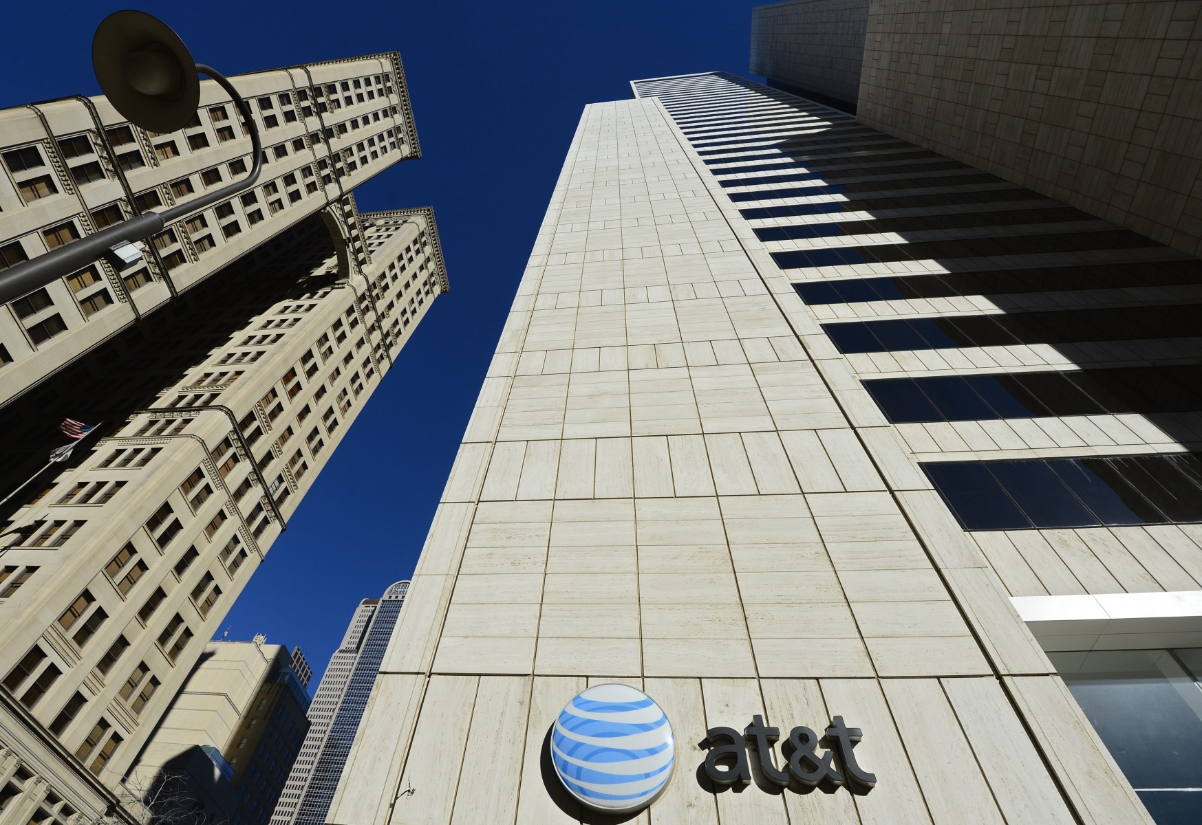 epa05596301 (FILE) A file photo dated 17 January 2013 showing the AT&T headquarters in Dallas, Texas, USA. AT&T is in talks to acquire Time Warner various US media report on 21 October 2016. The shares of Time Warner jumped up to 11 per cent, while in comparison the shares of AT&T fell as much as 3,3 per cent.  EPA/LARRY W. SMITH FILE USA ECONOMY AT&AT TIME WARNER