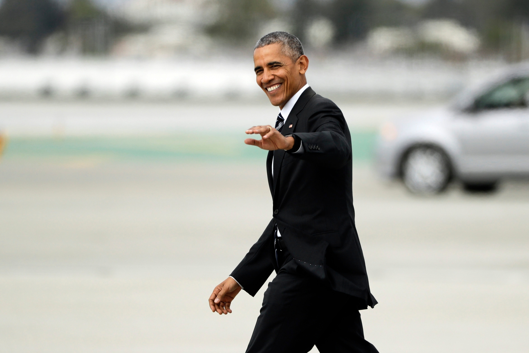 President Barack Obama waves as he walks to Marine One after arriving at the Los Angeles International Airport Monday, Oct. 24, 2016, in Los Angeles. (AP Photo/Jae C. Hong) Obama