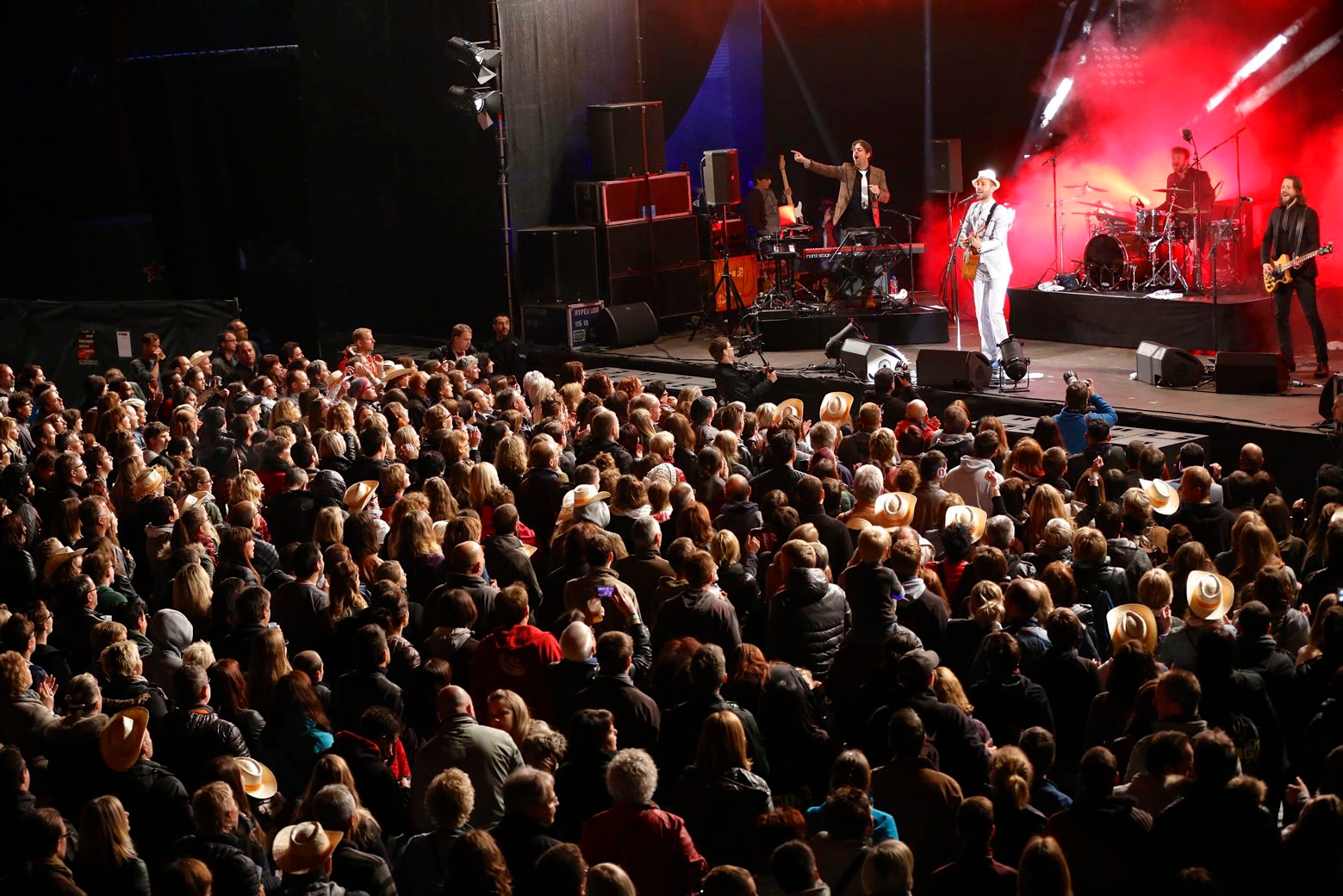 Première édition du SMAC Festival, Delémont 14 mai 2016. Photo: Charlie Winston et le public. (Roger Meier)  PREMIERE