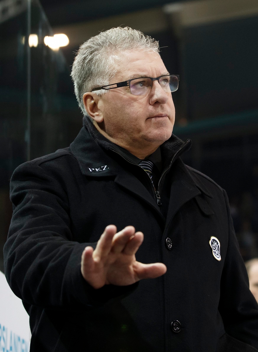Lugano's Head coach Doug Shedden gestures, during the game of National League A (NLA) Swiss Championship between Geneve-Servette HC and HC Lugano, at the ice stadium Les Vernets, in Geneva, Switzerland, Saturday, October 29, 2016. (KEYSTONE/Salvatore Di Nolfi) SWITZERLAND ICE HOCKEY SERVETTE LUGANO