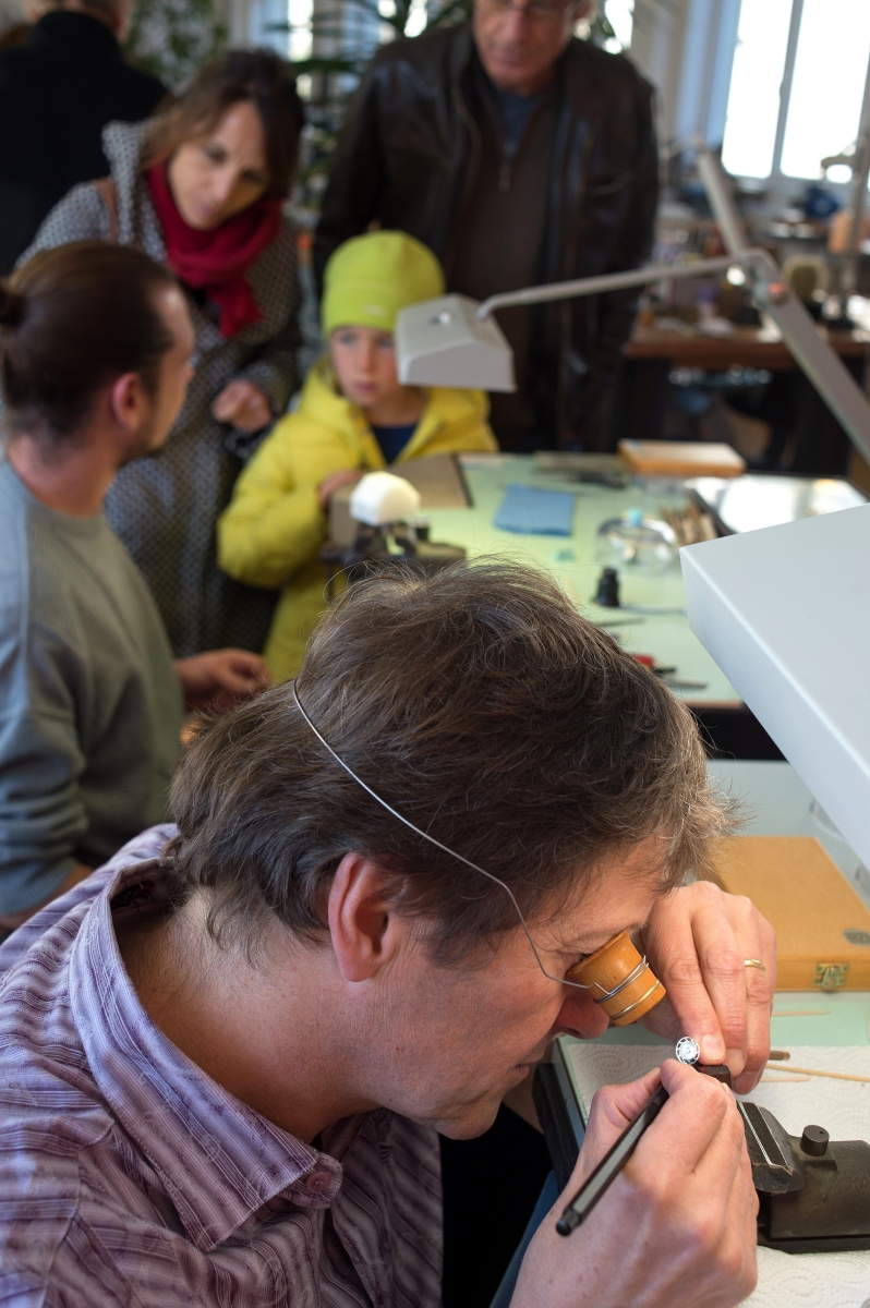 Journee du patrimoine horloger, ici l'atelier de decoration de mouvements Arrigoni-Laufer.

La Chaux-de-Fonds, 08 11 2014
PHOTO DAVID MARCHON LA CHAUX-DE-FONDS