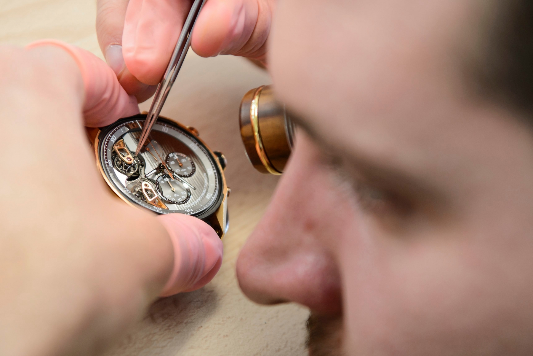 Un employe travail sur la confection d'une montre de Haute Horlogerie au siege de la marque horlogere Tag Heuer ce jeudi 3 decembre 2015 a La Chaux-de-Fonds. (KEYSTONE/Jean-Christophe Bott) SUISSE TAG HEUER MONTRE