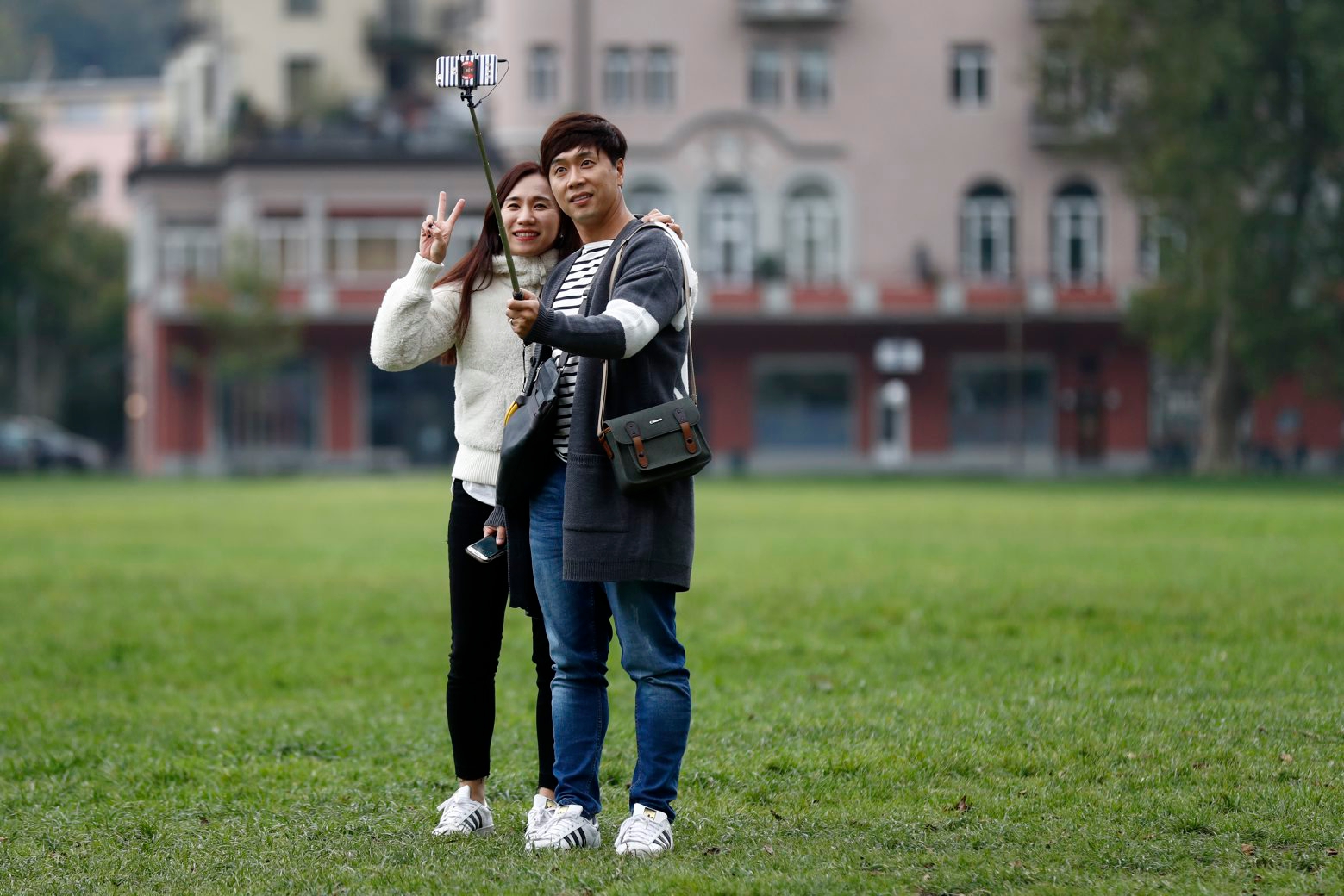 Kim und ihr Freund aus Korea machen ein Selfie, am Sonntag, 9. Oktober 2016, in Interlaken. (KEYSTONE/Peter Klaunzer) SCHWEIZ TOURISMUS INTERLAKEN