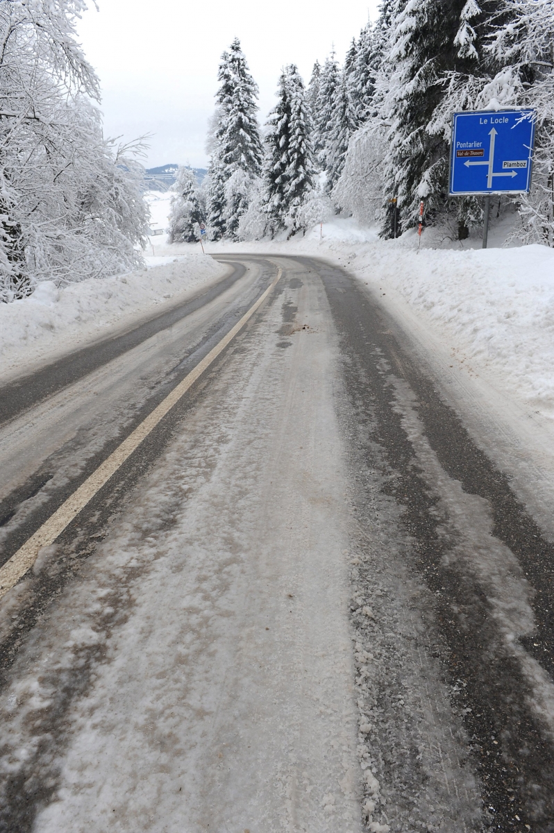 Conditions hivernales sur tout le territoire neuchatelois ici dans la descente depuis la tourne avant les Petits Ponts 

Plamboz le 5 janvier 2009
Photo R Leuenberger HIVER