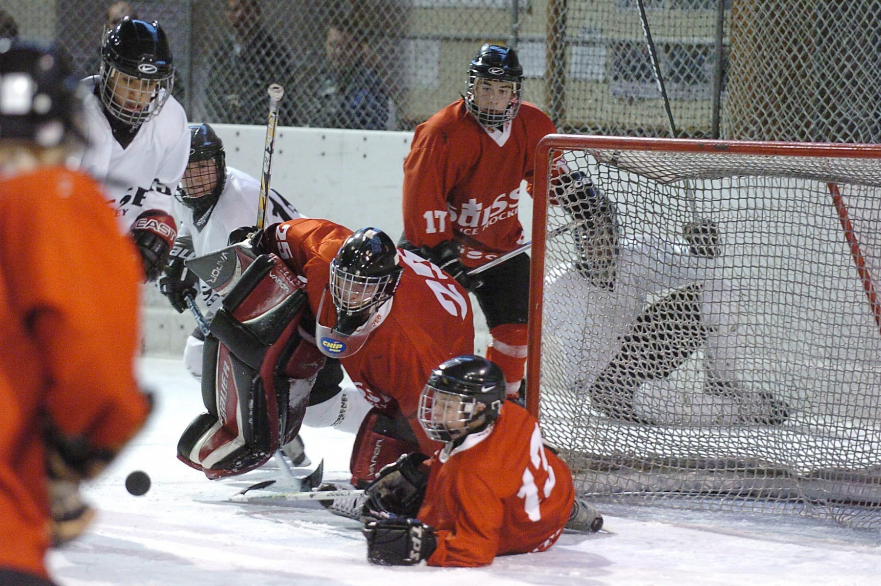 Hockey sur glace, selection romande des juniors M15, belle confusion dans le camp des rouges le gardien Marc Sanglet aide par Gregory Hoffmann au sol 


Les Ponts-de-Martel le 12 11 2006 HOCKEY SUR GLACE