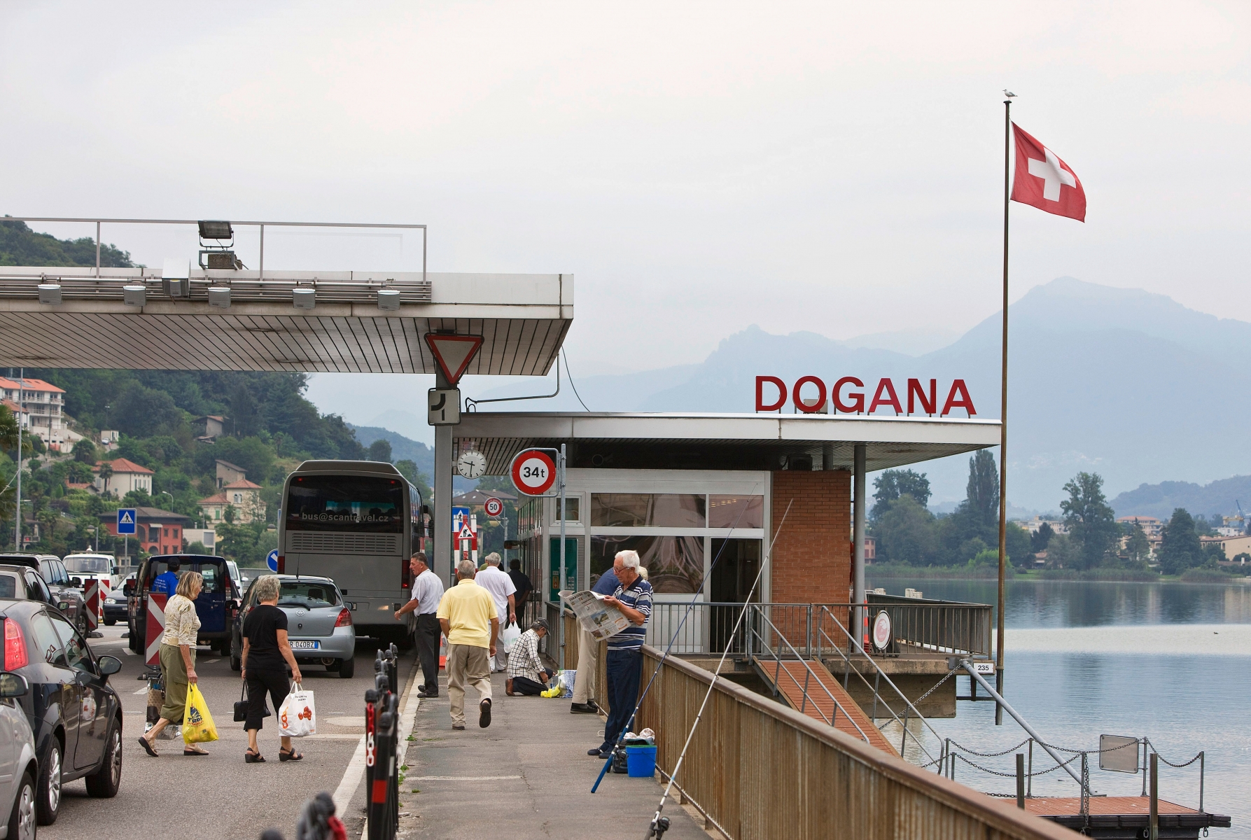 Cars and pedestrians enter Switzerland at the border crossing in Ponte Tresa in the canton of Ticino, Switzerland, pictured on August 22, 2008. (KEYSTONE/Martin Ruetschi)

Autofahrer und Fussgaenger ueberqueren am 22. August 2008 den Grenzuebergang Ponte Tresa im Kanton Tessin. (KEYSTONE/Martin Ruetschi) SCHWEIZ PONTE TRESA GRENZE ITALIEN