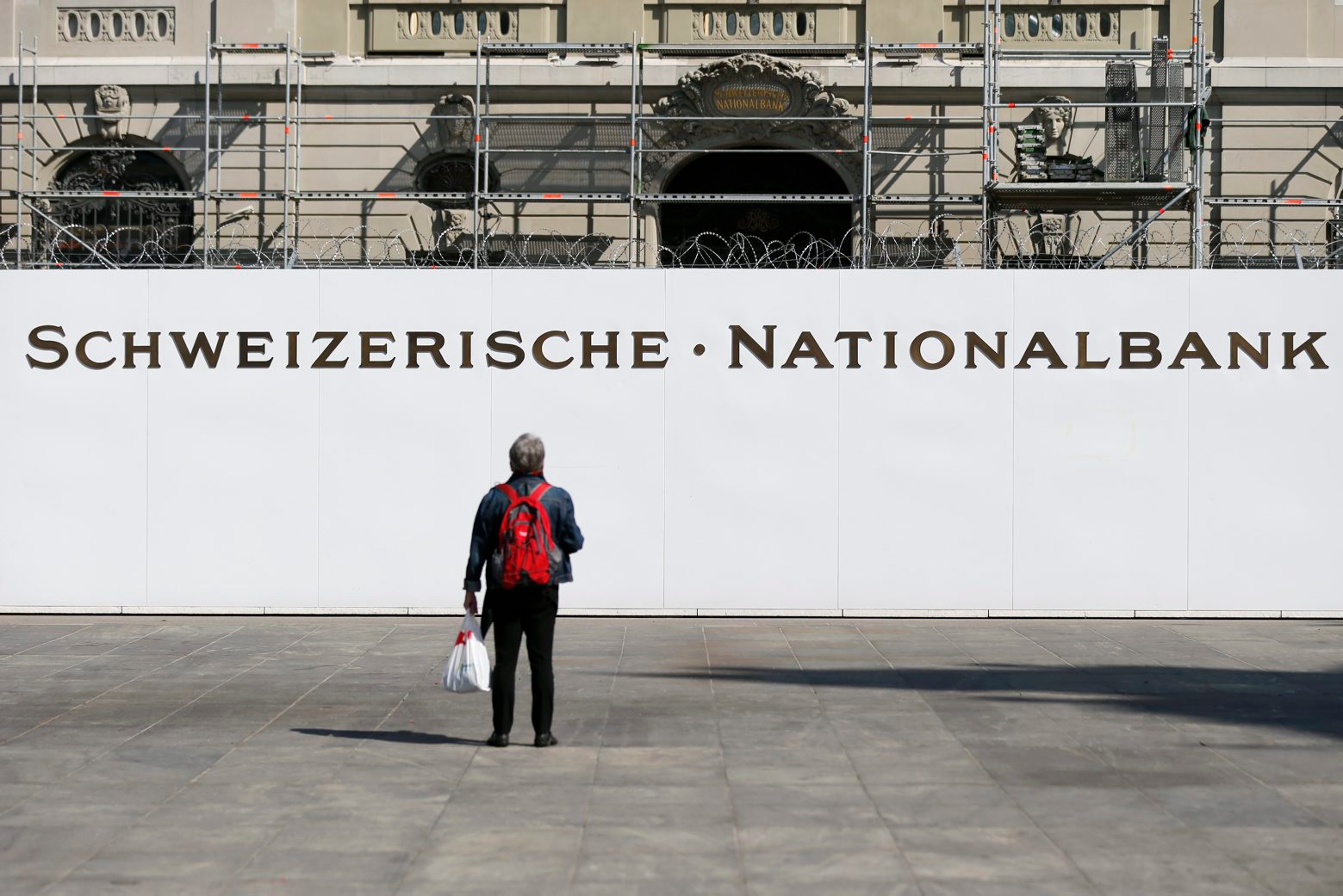 ZUR MEDIENKONFERENZ DES BUNDESRATES UEBER DIE VOLLGELD-INITIATIVE STELLEN WIR IHNEN AM MITTWOCH, 9. NOVEMER 2016, FOLGENDES ARCHIVBILD ZUR VERFUEGUNG - Ein Passant steht vor der Baustelle vor der Schweizerischen Nationalbank, am Mittwoch, 9. September 2015, auf dem Bundesplatz in Bern. (KEYSTONE/Peter Klaunzer) SCHWEIZ BUNDESRAT VOLLGELD-INITIATIVE