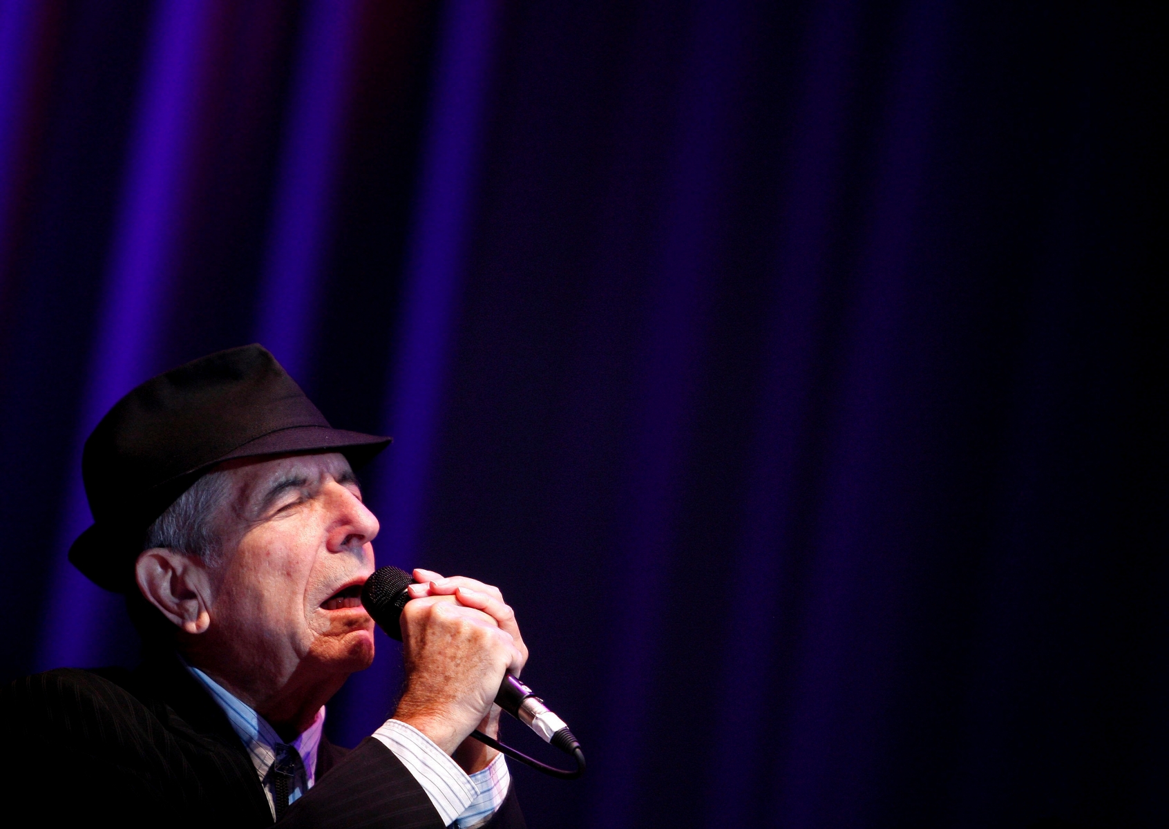epa05626119 (FILE) A file picture dated 19 July 2008. shows Canadian singer Leonard Cohen performing during a concert in Lisbon, Portugal. Leonard Cohen has died aged 82 on 10 November 2016.  EPA/TIAGO PETINGA FILE PORTUGAL LEONARD COHEN OBIT