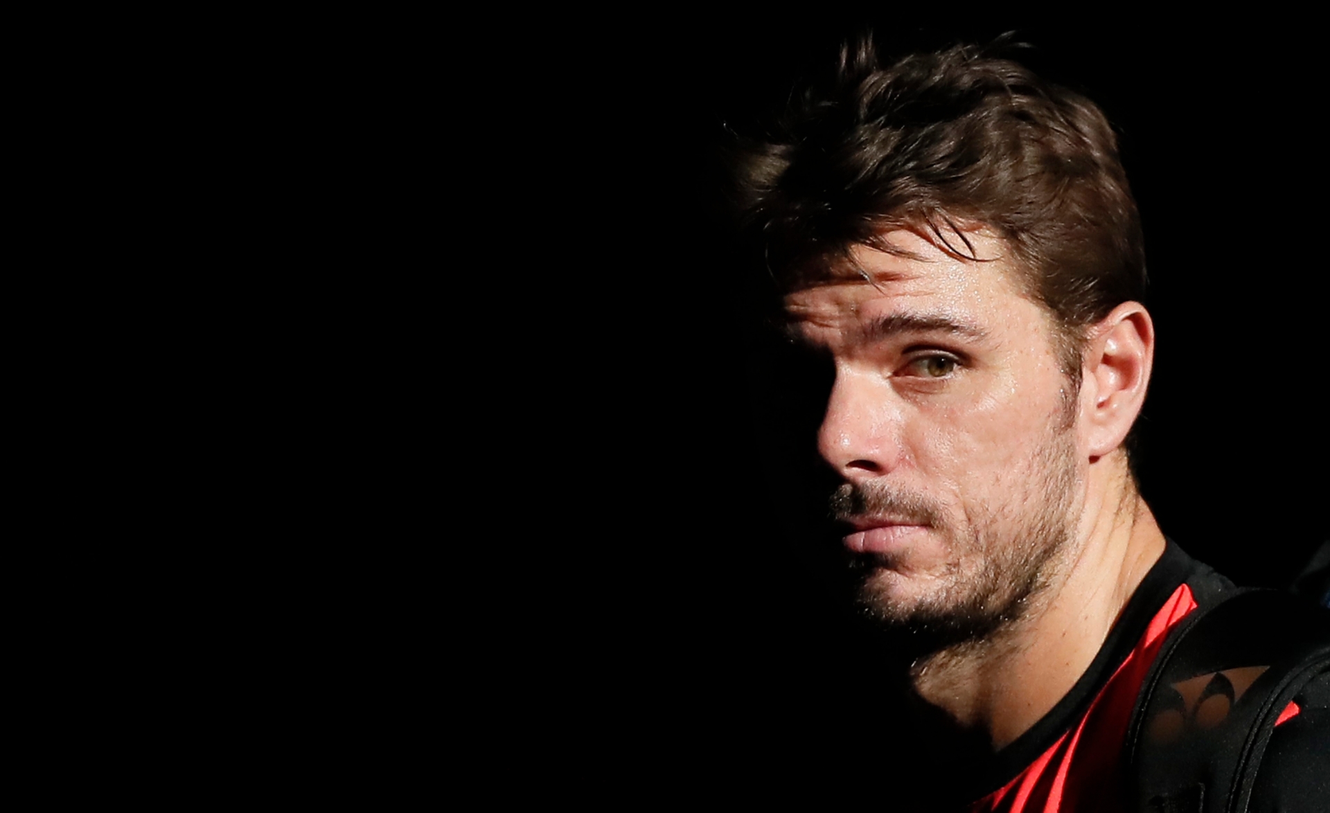 epa05614884 Stan Wawrinka of Switzerland arrives for his round 2 match against Jan-Lennard Struff of Germany at the BNP Paribas 2016 Masters tennis tournament in Paris, France, 02 November 2016.  EPA/IAN LANGSDON FRANCE TENNIS MASTERS