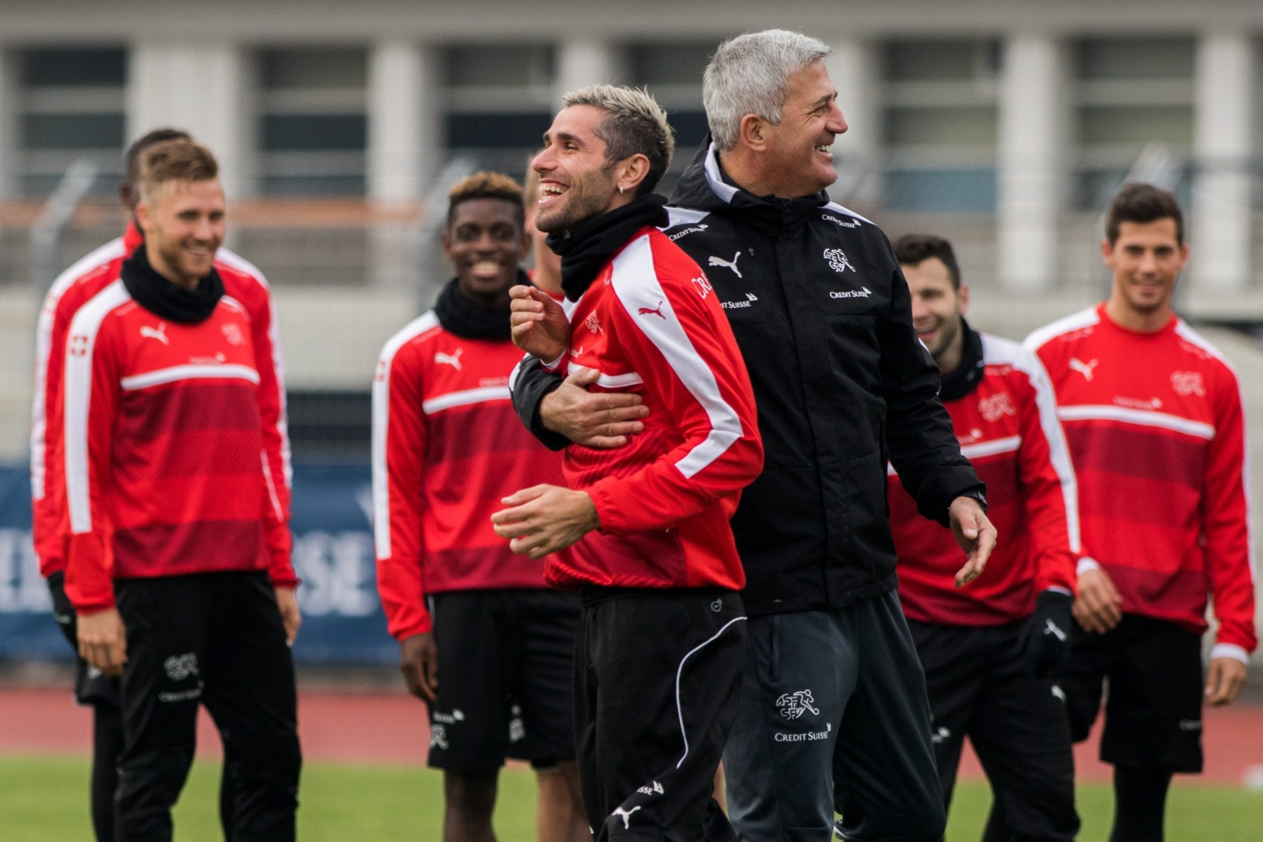 Switzerland's national soccer team with trainer Vladimir Petkovic, right, and Valon Behrami, left, during a training session in Lugano, Switzerland, on Friday, November 11, 2016. Switzerland is scheduled to play a 2018 Fifa World Cup Russia group B qualification soccer match against Faroe Islands on Sunday, November 13, 2016. (KEYSTONE/Ti-Press/Samuel Golay) FUSSBALL WM 2018 QUALIFIKATION TEAM SCHWEIZ TRAINING