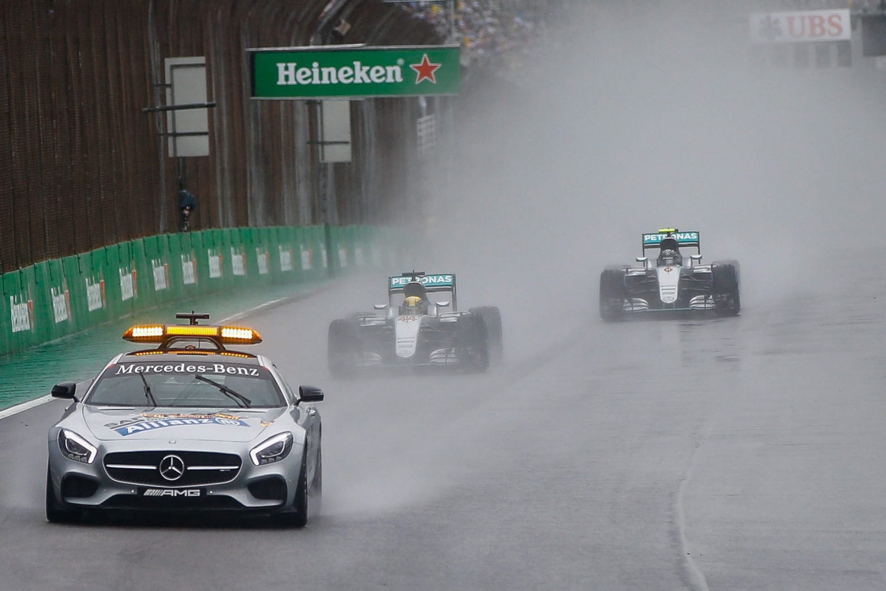 epa05630121 British Formula One driver Lewis Hamilton (C), of Mercedes team, and German Formula One driver Nico Rosberg (R), of Mercedes team in action behind the safety car during the Formula One Grand Prix of Brazil, at Interlagos race track in Sao Paulo, Brazil, 13 November 2016.  EPA/FERNANDO BIZERRA JR. BRAZIL FORMULA ONE GRAND PRIX