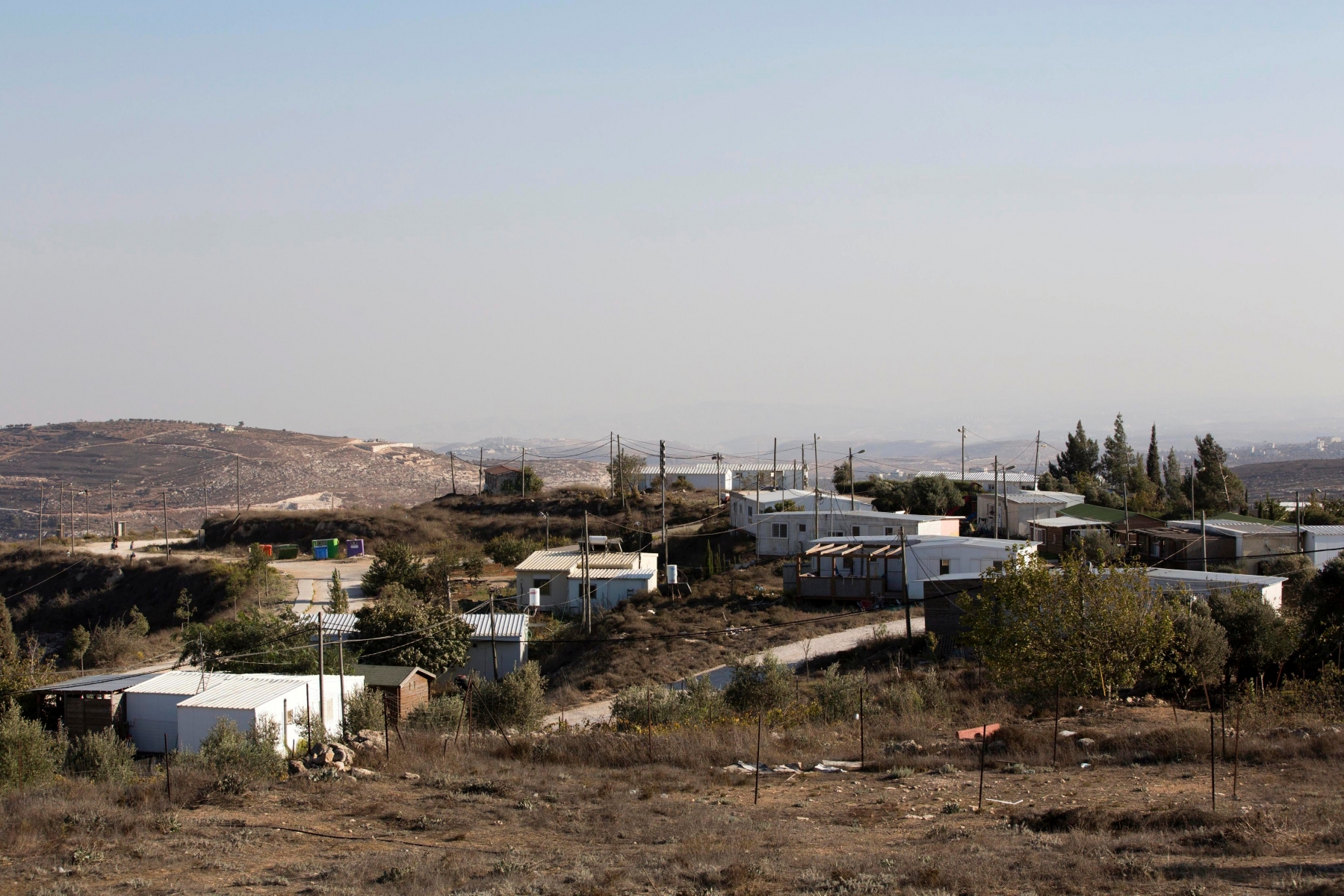 epa05573298 A general view over the Israeli outpost of Amona located in the central West Bank, 06 October 2016. Israel's Supreme Court in December 2014 ruled to evacuate and demolish the outpost by the end of 2016 claiming the outpost was built on private Palestinian land. The Israeli government has offered residents a new alternative to copy Amona to a new settlement to be build  near the Israeli settlement of Shilo, a move that drag strong criticism by US government. Some 50 Jewish settlers families live in Amona.  EPA/ABIR SULTAN MIDEAST ISRAEL CONFLICT SETTELMENTS