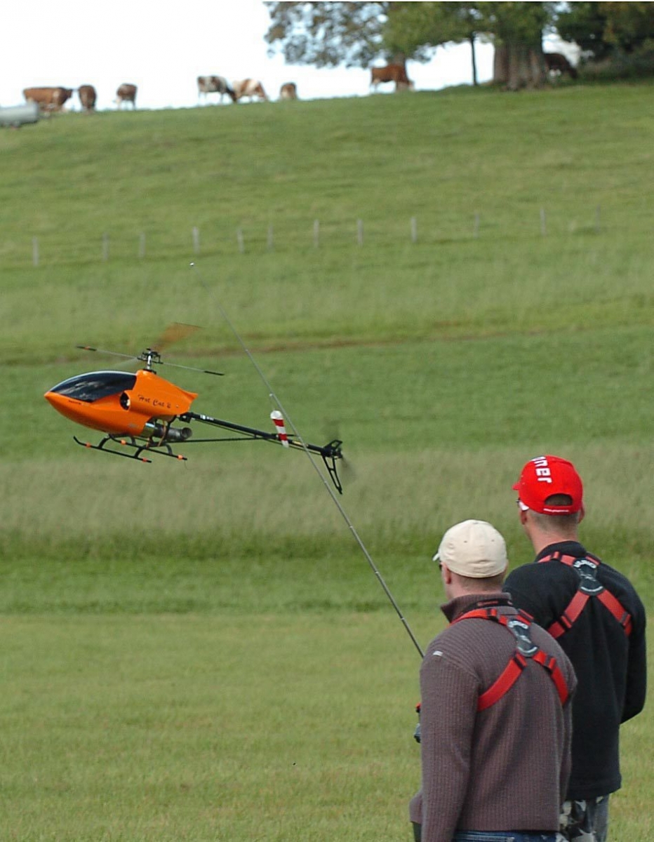 Demonstration de l'aero-modele club des Montagnes, AMCM, sur le terrain des Bulles,  ici helicoptere a turbine
La Chaux de Fonds le 29 09 2007
Photo R Leuenberger MODELES REDUITS