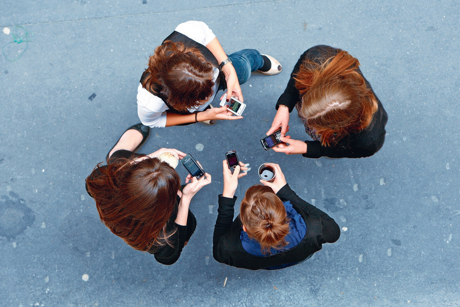 Illustration de jeunes femmes écrivant des SMS ou des messages texto avec leur téléphone portable. 97567