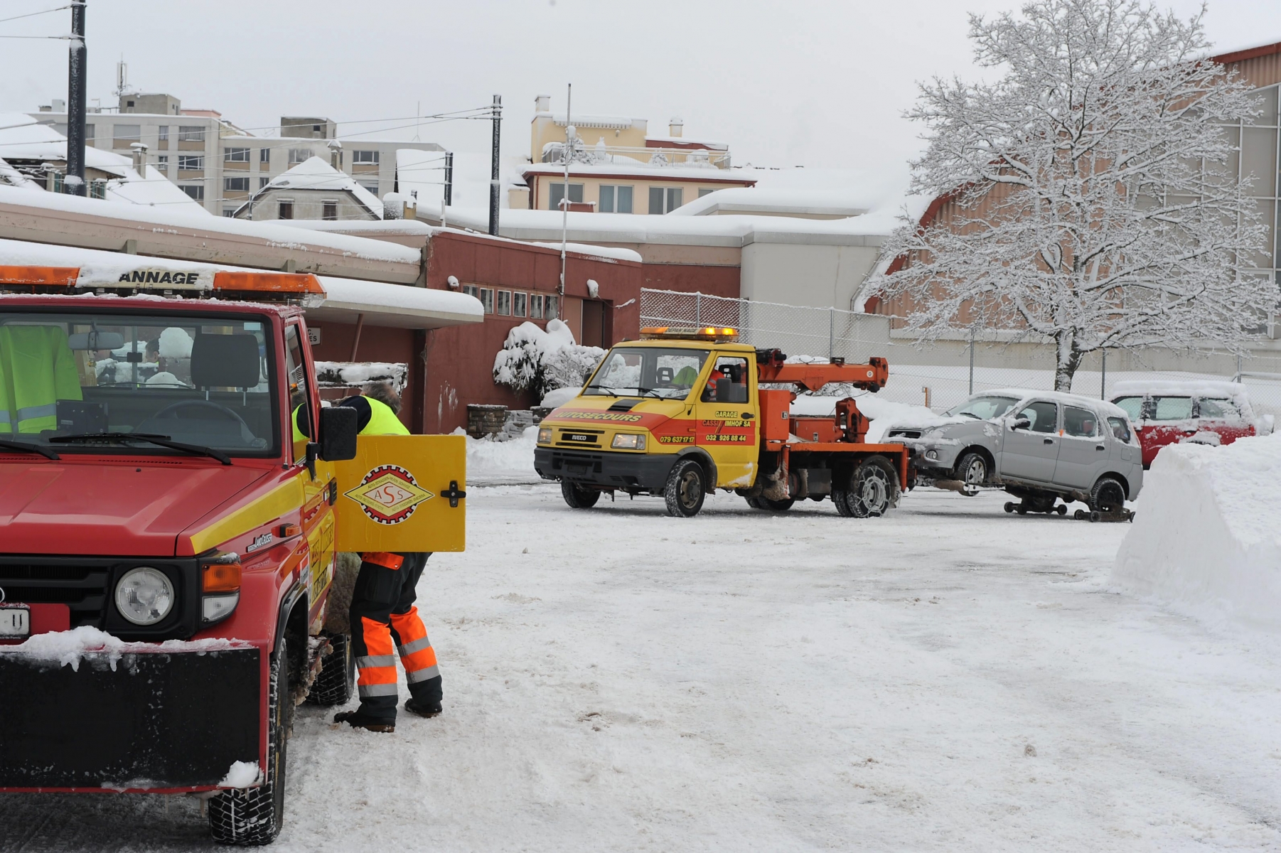 Mesures hivernales: voitures emmenee par la fourriere pour tous ceux qui ont laisse leur voiture, ici depot de La Charriere

La Chaux-de-Fonds le 18 02 2009
Photo R Leuenberger MESURES HIVERNALES